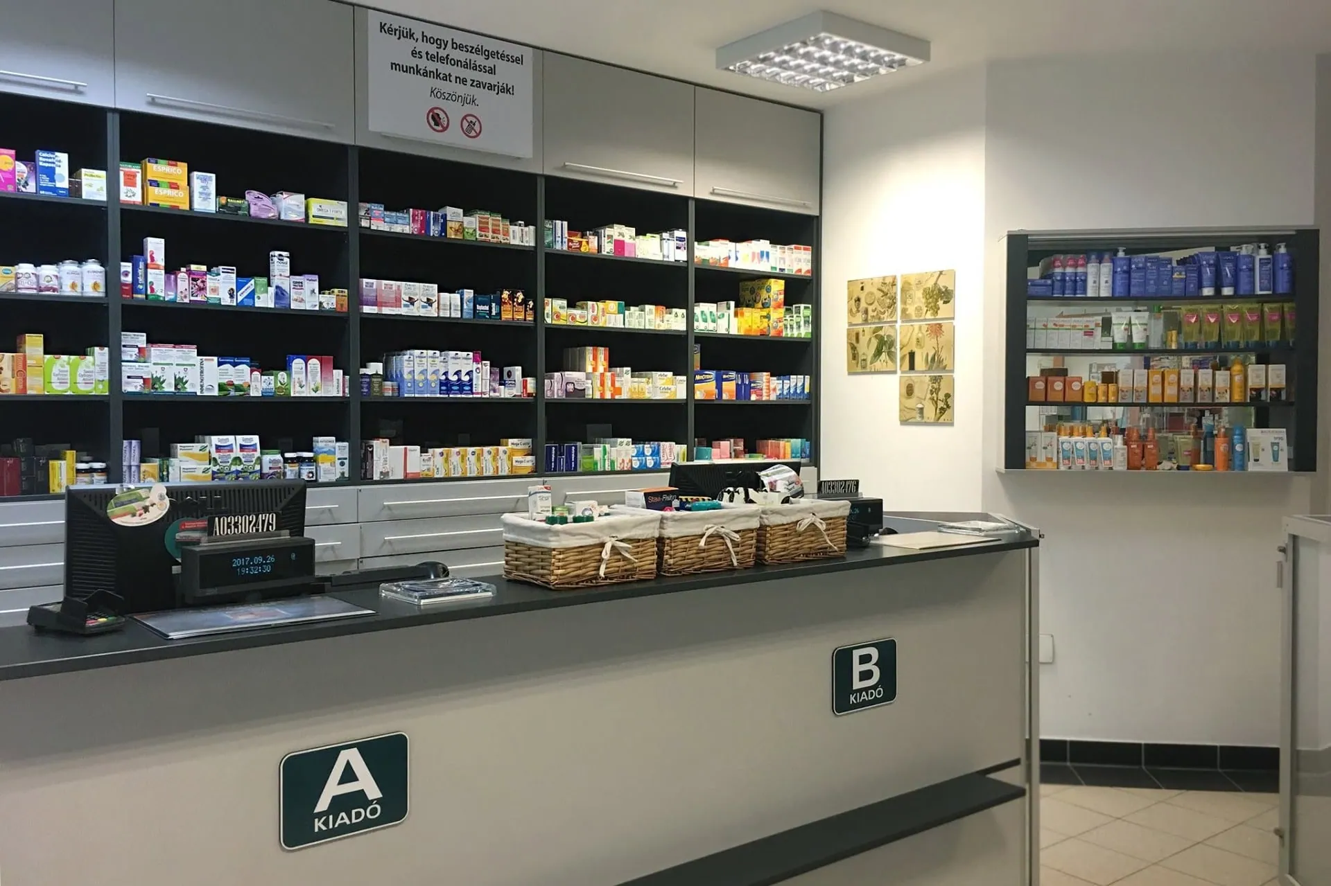 Gyógyszertár kiszolgálópultjai és polcrendszere