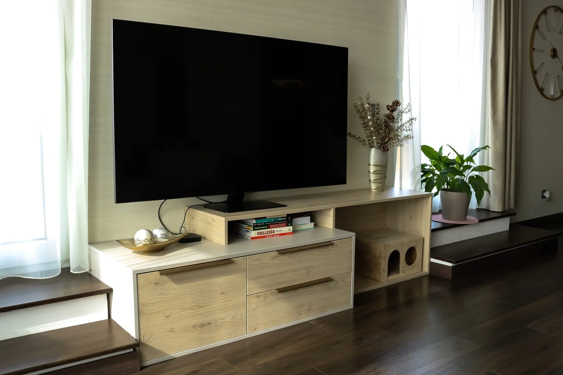 TV-bútor a nappaliban