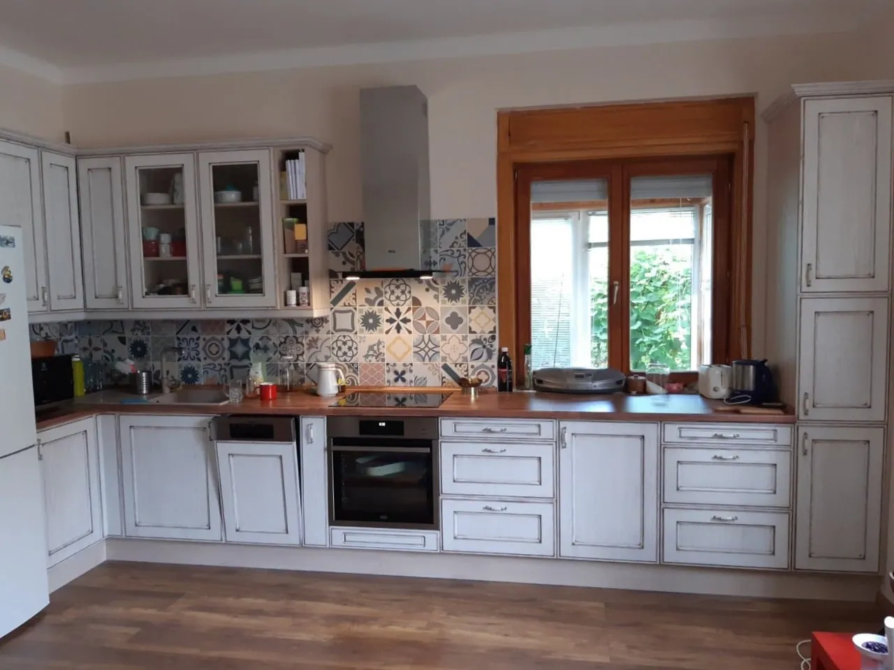 Klasszikus, keretes frontos konyha